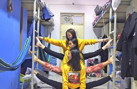 每日一逗：女生宿舍的一字马大比拼，那画面太美