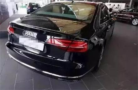 4S店停了一辆1100万的豪车，看到轮胎的那一刻，才知其霸气！