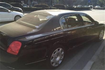 5万面包车撞上400万的豪车，只是蹭掉一点车漆，就要5万元赔偿！