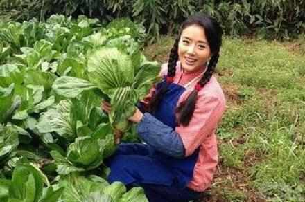 农村女孩vs城市女孩,谁更有气质?一个一自卑,一个输了内心