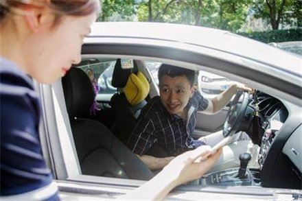 妙龄女子用滴滴打到400万豪车,上车一个动作,