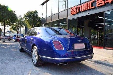 云南一女司机，开豪车闯限行路段，被保安拦住后，怒扇对方两巴掌