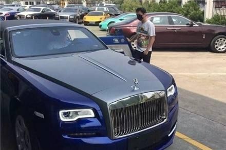 同样是豪车，王思聪的车违章扣分，而这车只多了一个字，畅通无阻