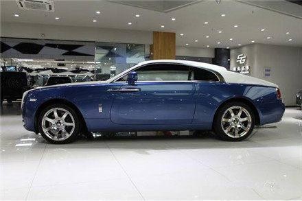 美女进4S店，看中一辆400万的豪车，仔细一看没想到是她！