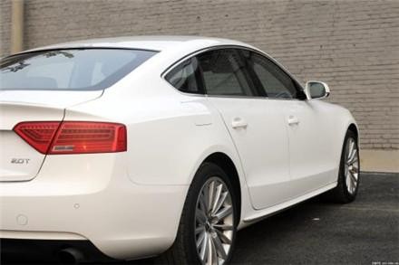 妙龄女子开50万的豪车，撞上一辆拉粪车，网友：缘粪呐！