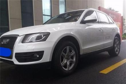 两男子滴滴打到40万豪车，没想到车主那么美，一上车就不淡定了！