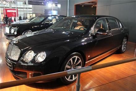 青岛一富二代买300万的豪车，刷卡的那一刻，就跟超市买菜似的！