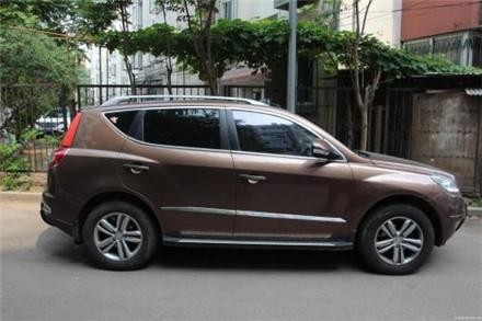 因一个远光灯，8万吉利追尾本田，车主下车一看，气愤得直跺脚！