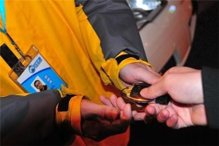 四川一男子醉酒找代驾，第二天醒来，发现自己的40万宝马成这样！