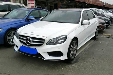 女学生逆行蹭到80万豪车，车主让其赔偿2000，路人听后却这么说话