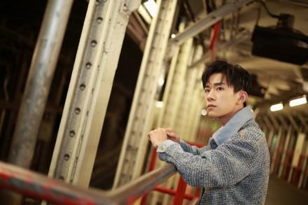 来个雪地俯卧撑 练出易烊千玺同款腹肌