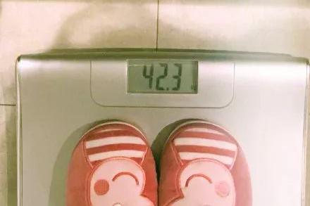 佟丽娅晒体重照片感叹变胖，网友：这体重是在拉仇恨吗？