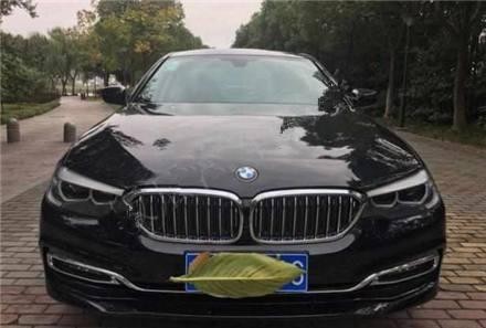 50万的宝马5系停在路边, 第二天车主一看车牌, 直接笑了!！