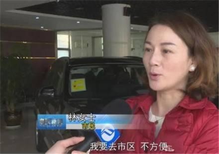 妙龄女子花120万买豪车，挂上了本省的车牌，却连市区都去不了！