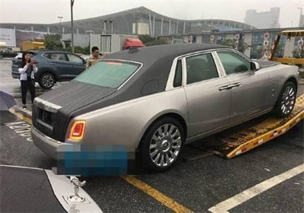 国内首辆“新款”劳斯莱斯落地，看到车身那一刻，土豪欲掏钱购买