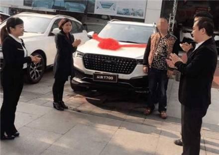 山东一男子花10万买众泰T700, 提车时一身豹纹, 回家后就撞车了!