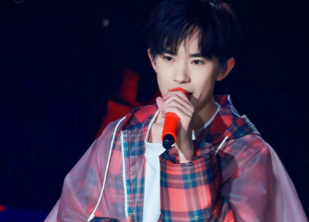 易烊千玺白鞋配红袜造型抢眼!能把红袜子穿得