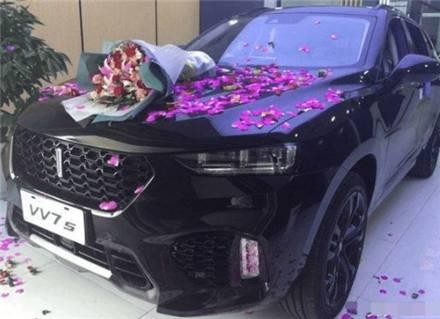 20万的长城VV7被面包车追尾，车主下车一看，大呼：质量可以啊！