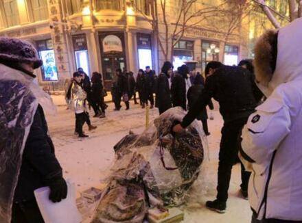 令人心酸，风雪街头老人住进塑料袋