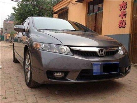 15万日系车思域追尾大众，车主下车一看，竟无力吐槽！