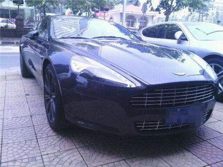 奥迪撞上了跑车，以为是福特，肇事车主傻眼了，这一撞赔了十几万