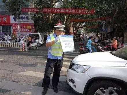 广西一男子开10万宝骏上街，因未礼让行人，第二天被罚100扣3分！