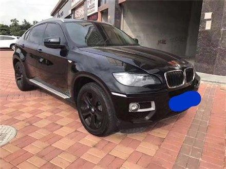 150万的宝马X6撞上豪车，双方车主下车一看车牌，相视一笑！