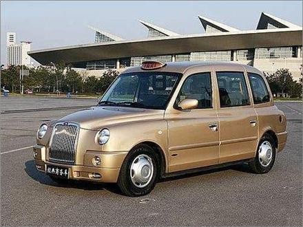 吉利撞上400万的豪车，车主下车一看，大呼：赔不起！