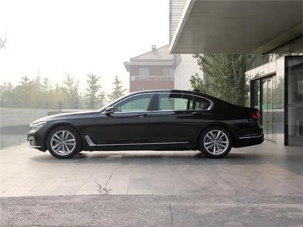 妙龄女子花120万买豪车，一出4S店就撞，事故原因逗笑众人！