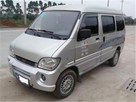 五菱撞上30万甲壳虫, 直接把对方撞成这般, 车主: 不愧是神车!