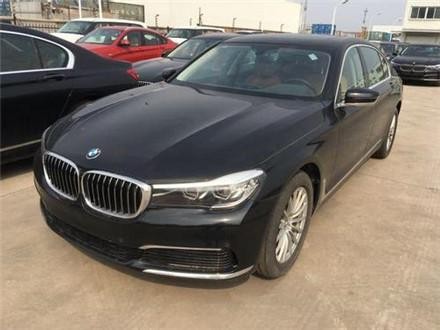 上海一男子花80万买豪华车，花5万爆改，结果一到车管所就后悔！