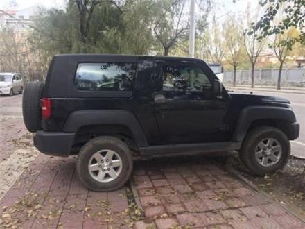 15万国产越野车遭追尾, 车主下车一看, 直呼: 就这质量?！