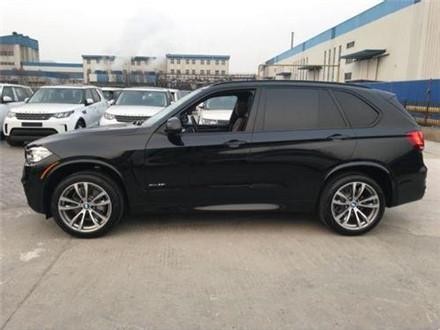 80万宝马X5撞上桥墩，路人知晓原因后，直呼：活该！