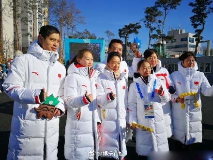 景甜现身春晚第三次联排,身穿平昌冬奥会国家队的最新款羽绒服外套