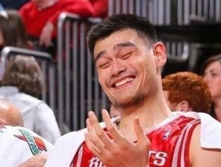不知道大家还有没有印象这是姚明刚加盟火箭不久之后做出的表情包