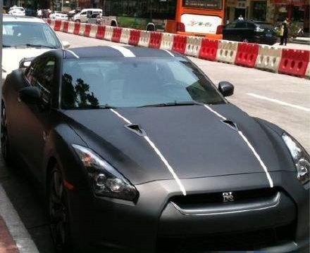 佛山一辆150万的豪车出车祸，车主下车一看，大呼：真不经撞！