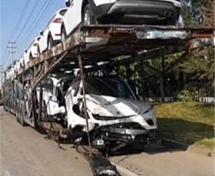 偶遇一批豪车，因运输途中损坏，4S店全部5折出售，但无人问津！