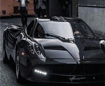 一辆路虎差点被2900万超跑撞上，车主本想骂对方，可没想到是他！