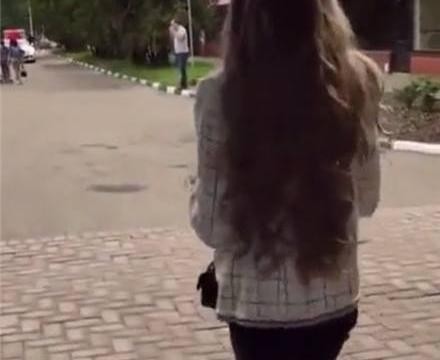 国外一男子创业3年，开豪车归来，向女友求婚，结果女友哭了！