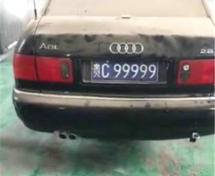 街头偶遇一辆20年前的奥迪，看到车牌那一刻，连豪车都黯然失色