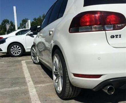 15万大众出停车场，直接把路桩撞断，车主称：这质量看不懂！