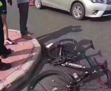 实拍: 卡罗拉撞自行车, 叫嚣: 破自行车我陪, 看到自行车报价后崩溃了