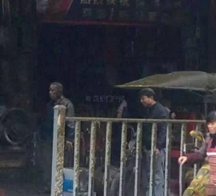 吸粪车突然爆炸,一条街的人不敢相信自己经历了什么