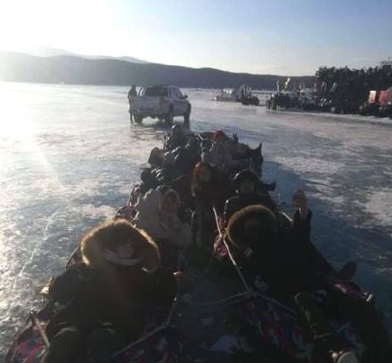 韩庚带女友卢靖姗回老家牡丹江过年两人和朋友