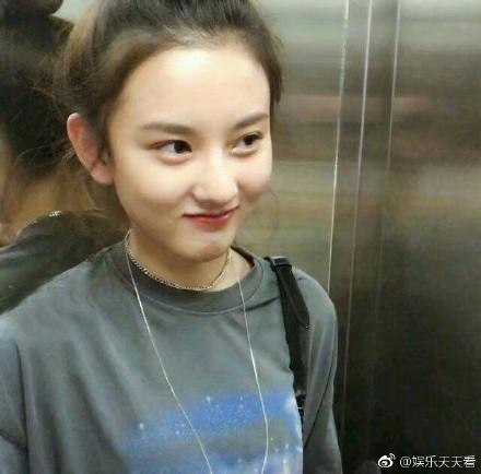 网友晒宋祖儿电梯偶遇照，皮肤无瑕疵真嫩啊，网友：背后镜子亮了