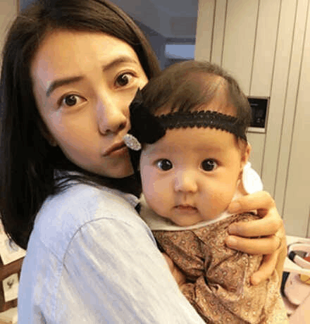 贾静雯女儿咘咘翘兰花指打麻将, 照片曝光后却遭前婆婆讽刺