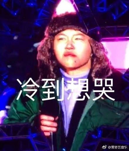 窦靖童光头首秀：军大衣雷锋帽，网友：这是窦唯吧！