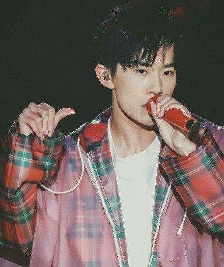 手控易烊千玺可他这兰花指啥意思?主持人都不