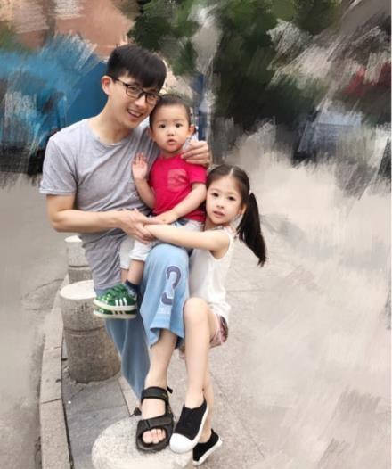 40岁黄豆豆全家近照，娶小2岁娇妻恩爱12年，儿女双全颜值高