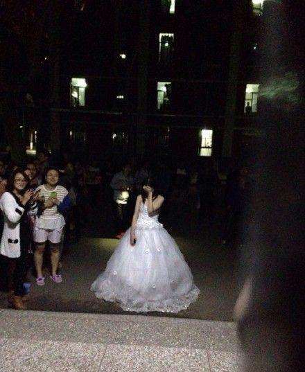 女子偷穿婚纱遭诅咒_画个圈圈诅咒你